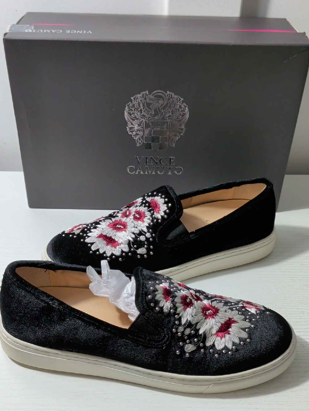 Vince Camuto 8 Velvet Black Embroidered Slip Ons